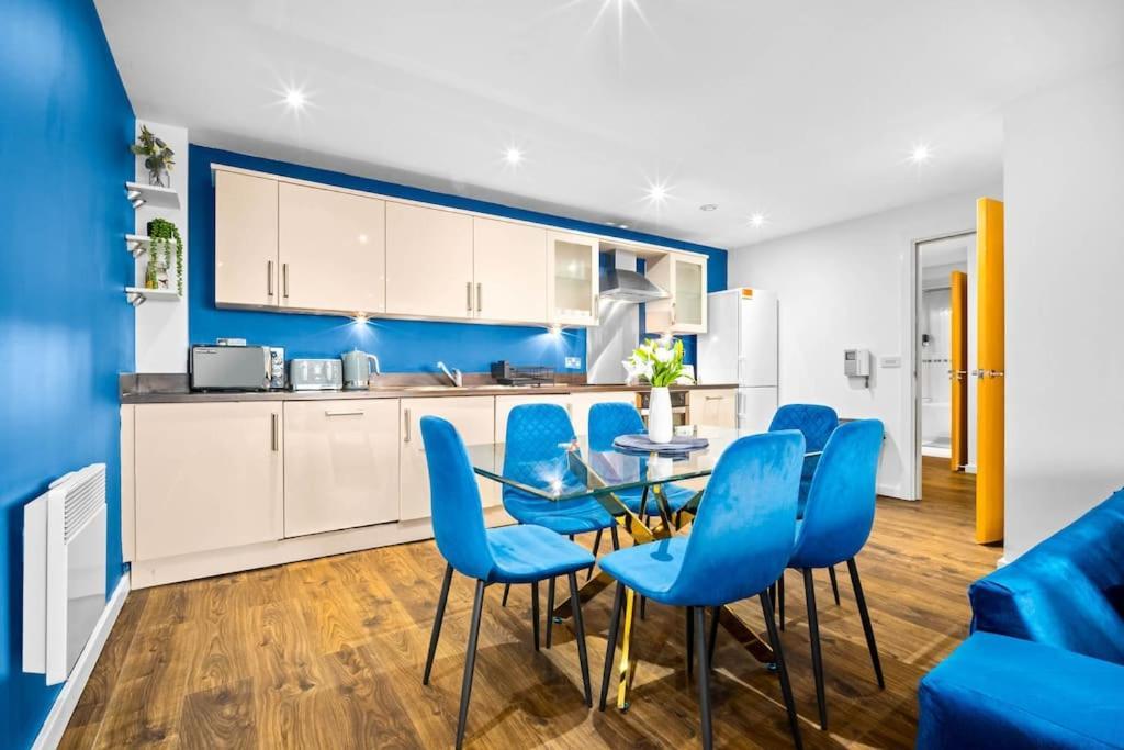 Top Floor City Centre Apartment - Sleeps 7 - 4 Beds - With Balcony And Parking - Smart Tv'S On Each Bedroom Wall - 5 Mins From Bullring, Selfridges, Moor Street Station - By Zena Stays バーミンガム エクステリア 写真