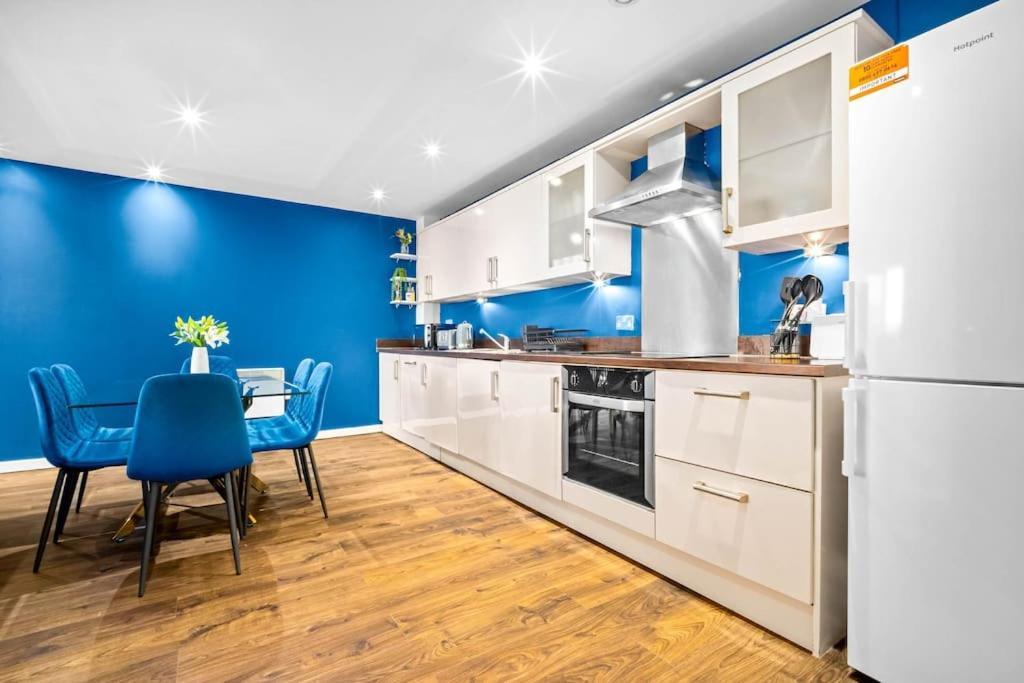 Top Floor City Centre Apartment - Sleeps 7 - 4 Beds - With Balcony And Parking - Smart Tv'S On Each Bedroom Wall - 5 Mins From Bullring, Selfridges, Moor Street Station - By Zena Stays バーミンガム エクステリア 写真