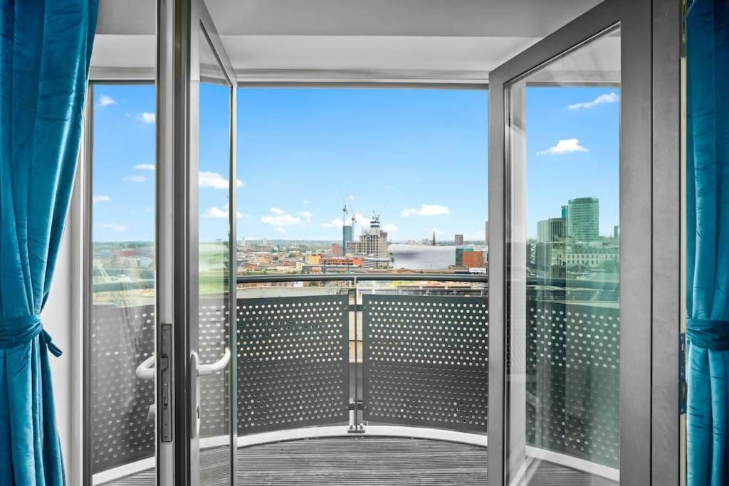 Top Floor City Centre Apartment - Sleeps 7 - 4 Beds - With Balcony And Parking - Smart Tv'S On Each Bedroom Wall - 5 Mins From Bullring, Selfridges, Moor Street Station - By Zena Stays バーミンガム エクステリア 写真